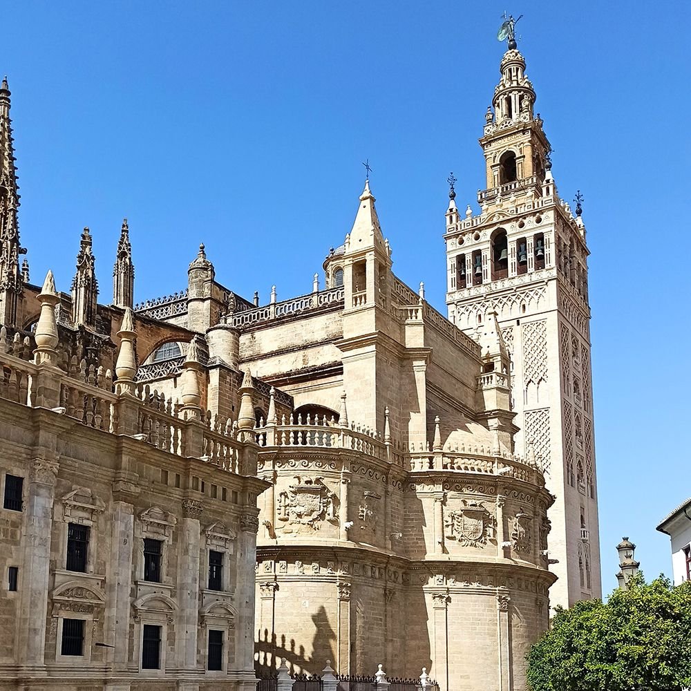 Vista de la cabecera de la catedral de Sevilla con la capilla real y la Giralda