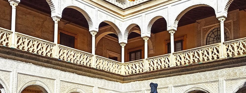 Patio principal con Jano bifronte