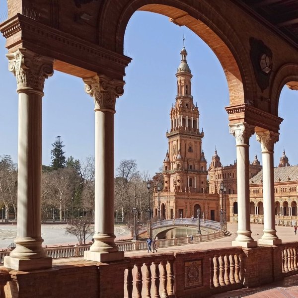 plaza españa sevilla anibal gonzalez detalle columnata Vista de la Plaza de España de Sevilla desde la galería porticada
