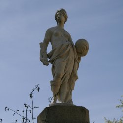 Monumento a Urania en el Jardín de las Delicias de Sevilla